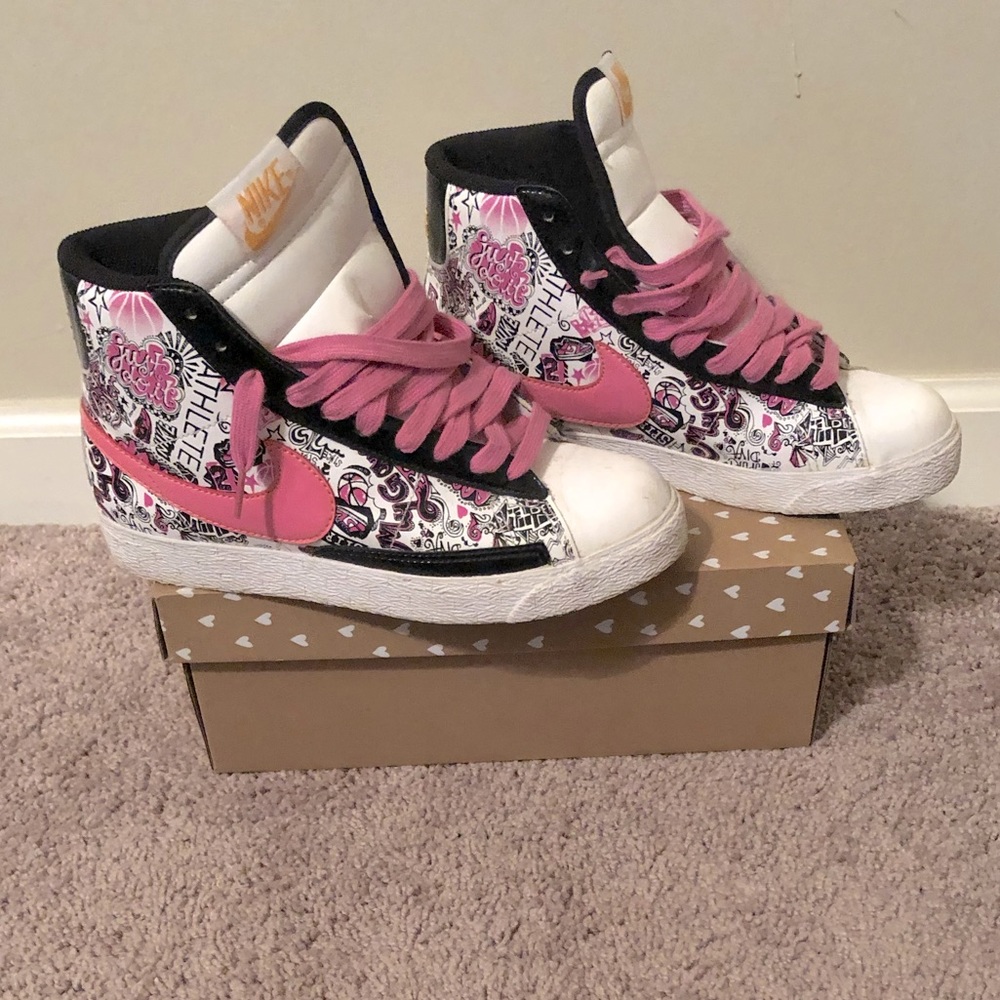 Graffiti print 𝙽𝙸𝙺𝙴 blazers, size 5.5